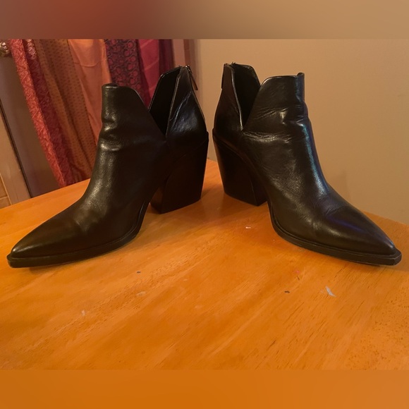 Vince Camuto “Gidgeta” black leather pointed toe heeled ankle boots size 10 - Picture 3 of 8